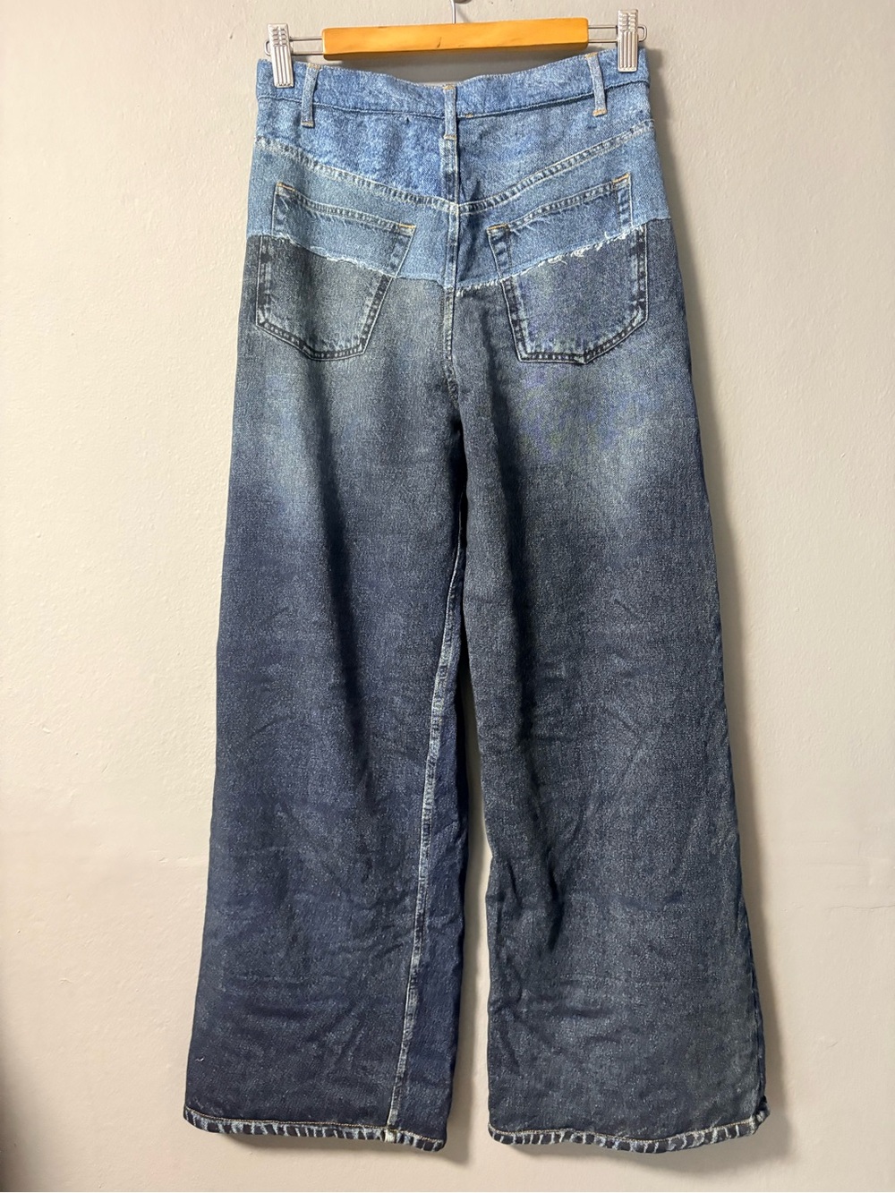 Elan Jade Sweatpant Jean in Denim Two Tone. Size X-Small - Picture 7 of 10